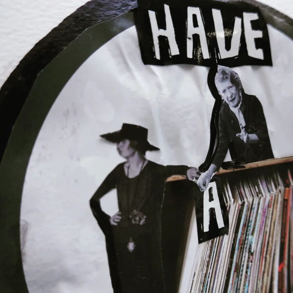 Detail einer Collage: Auf einer Bücherkiste stützen sich zwei Frauen auf. Ihre Hände sind nah beieinander