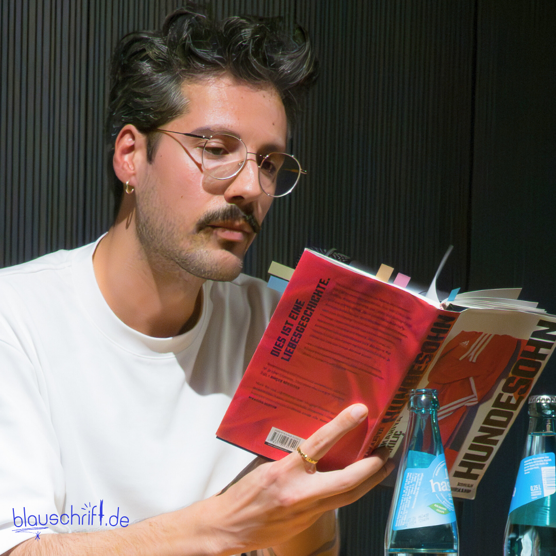 Autor Ozan Zakariya Keskinkılıç liest aus seinem Buch Hundesohn.