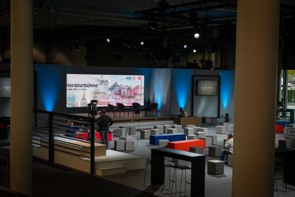 Die Literaturbühne von ARD ZDF & 3sat auf der Frankfurter Buchmesse am Messemittwoch vor der ersten Sendung.