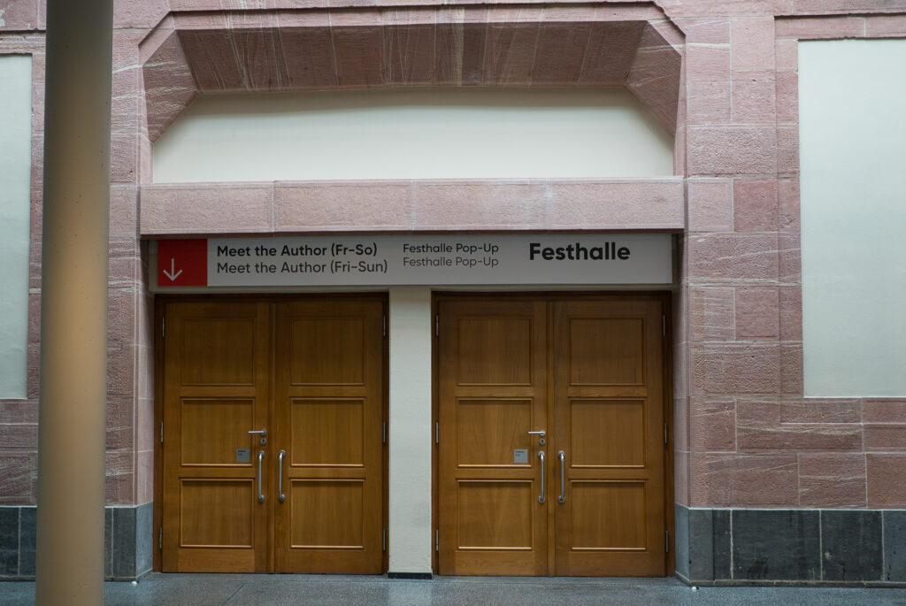 Meet the Author. Noch geschlossene Tore zur Festhalle.