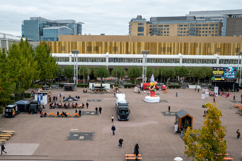 Das noch leere Außengeländer der Frankfurter Buchmesse, bevor der erste Messetag gestartet ist.