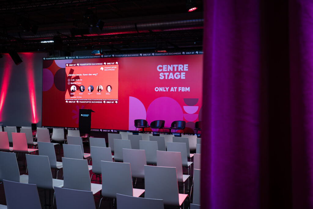 Die noch leere Centre Stage kündigt auf dem Sceen die erste Veranstaltung an.