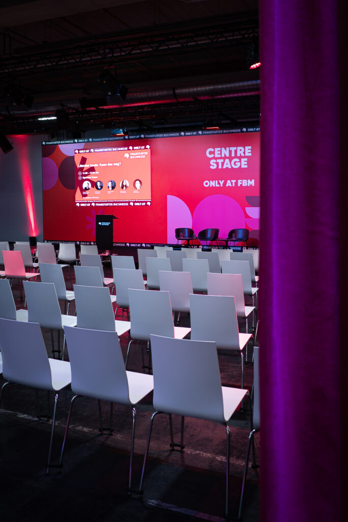 Die noch leere Centre Stage kündigt auf dem Sceen die erste Veranstaltung an.