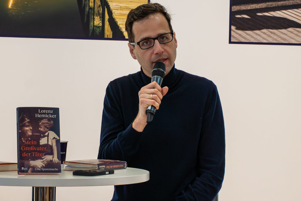 Lorenz Hemicker spricht über sein Buch "Mein Großvater, der Täter" und schaut in die Kamera.