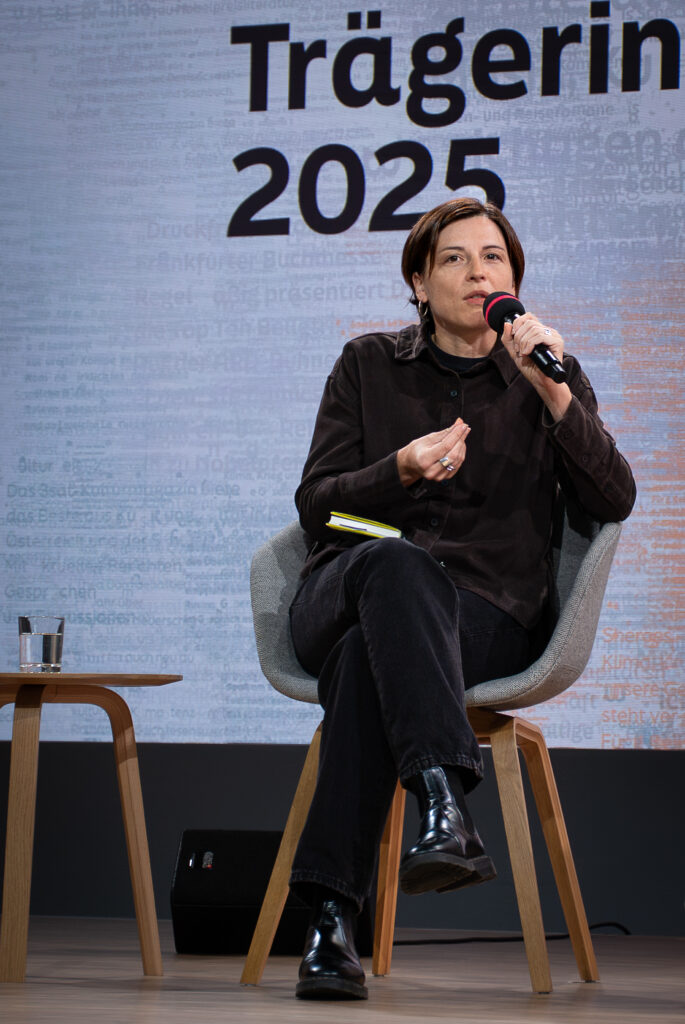 Dorothee Elmiger schaut fast in die Kamera