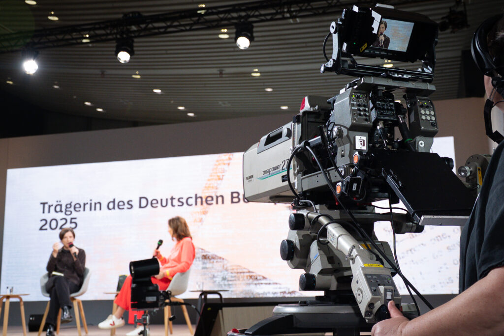 Fernsehkamera filmt Gespräch auf der Literaturbühne
