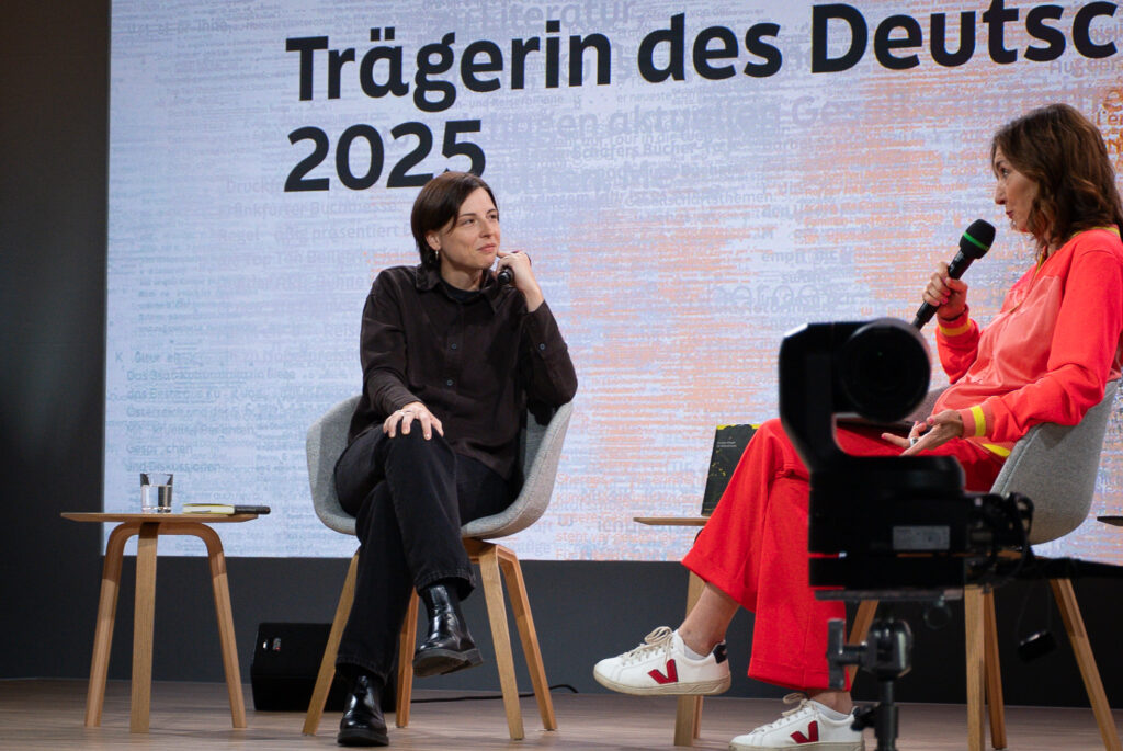 Dorothee Elmiger im Gespräch mit Moderatorin Cécile Schortmann.