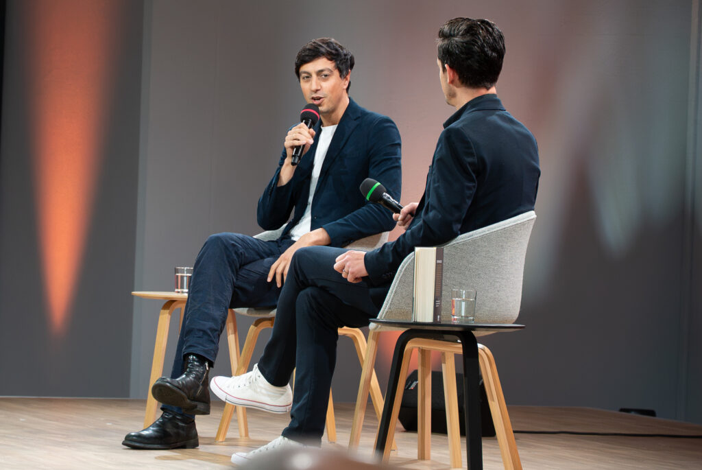 Bijan Moini im Gespräch mit Jo Schück für die Sendung "aspekte" schaut in die Kamera.