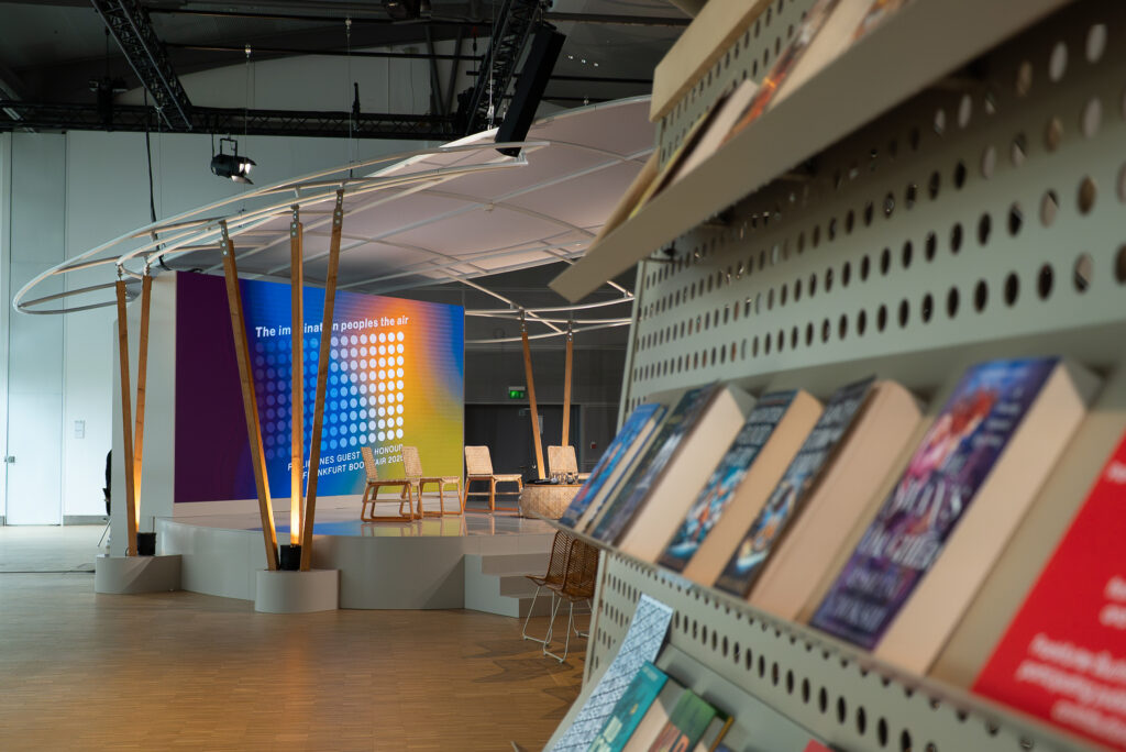 Bühne und Bücher im Ausstellungsbereich des Gastlands Philippinen.
