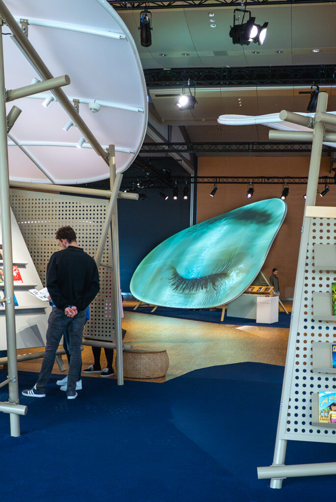 Ausstellungsbereich des Gastlands Philippinen: Im Zentrum ein großer ovaler Screen mit einem geschlossenen Auge.