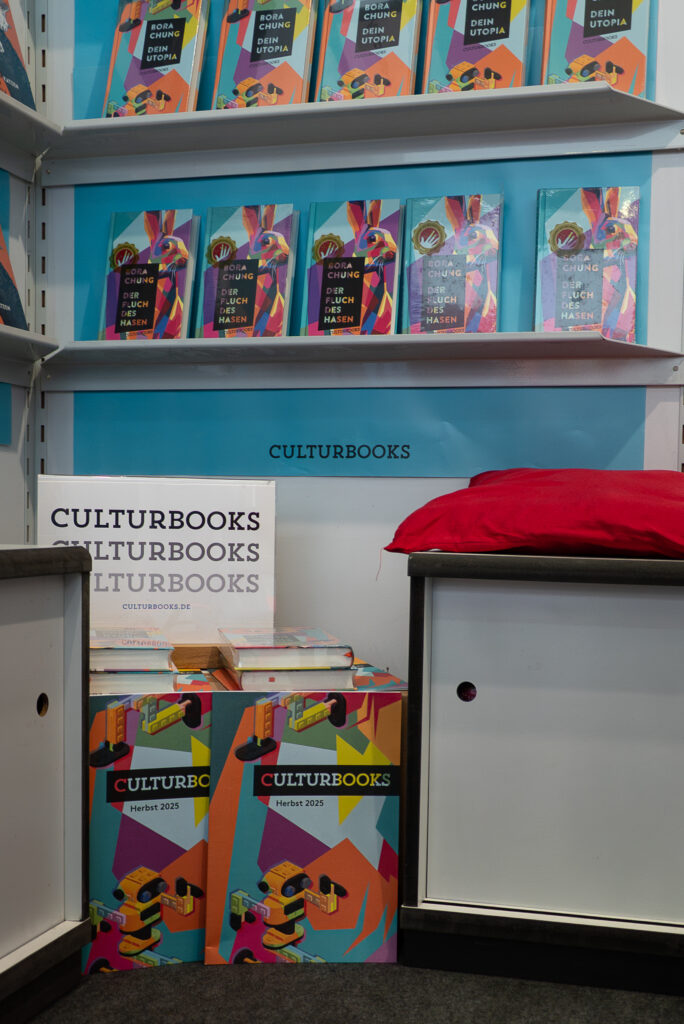 Zwei Bücher von Bora Chung am Stand von culturbooks.