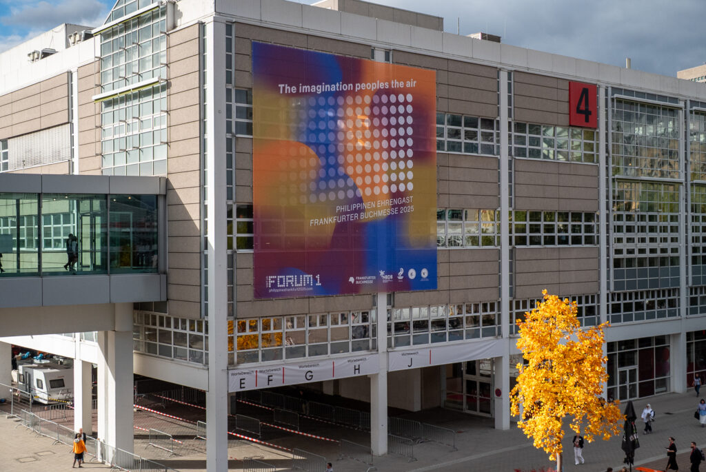 Plakat an Halle 4 bewirbt das diesjährige Gastland Philippinen: "The imagination peoples the air".