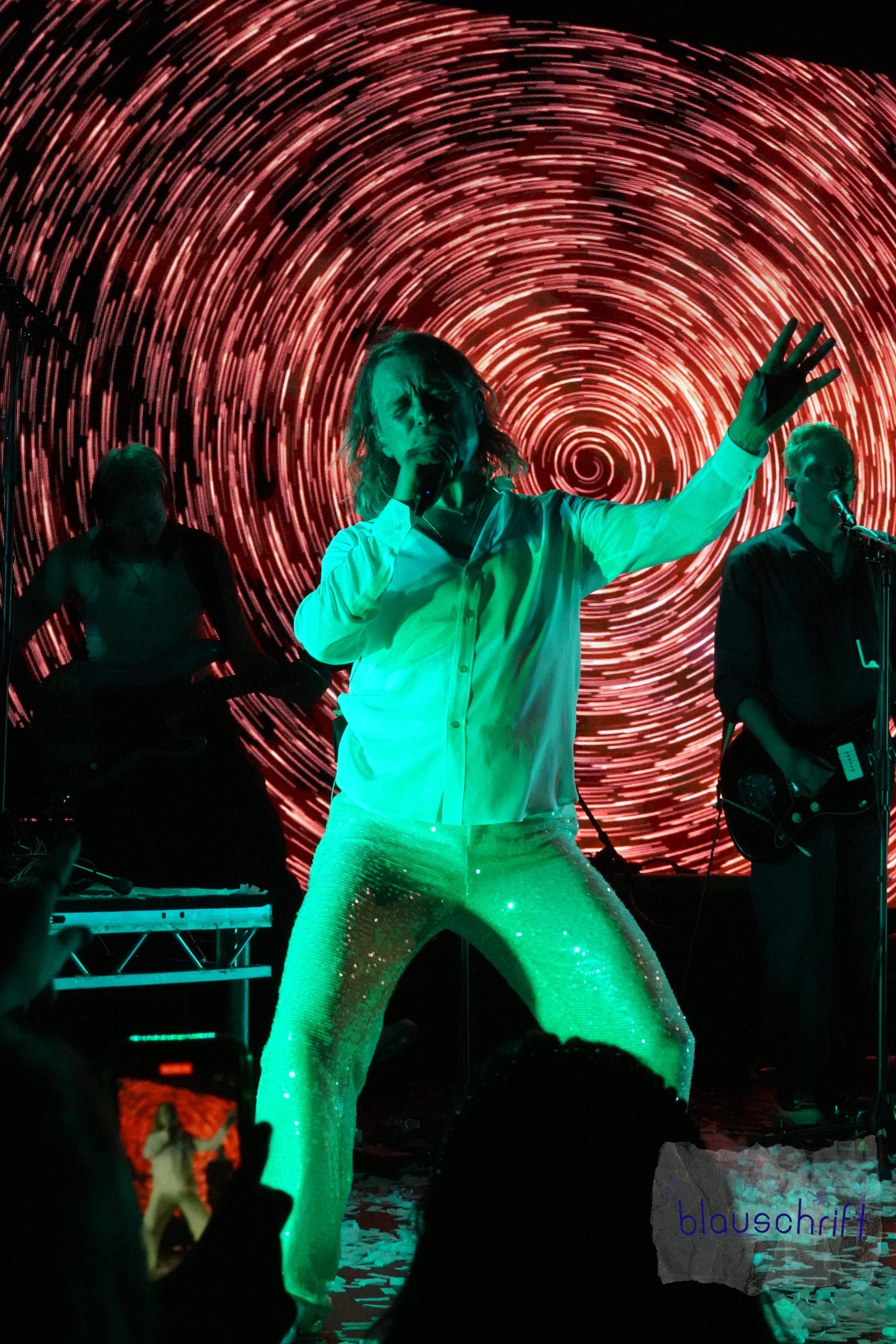 Mark Owen in weißer Glitzerhose auf der Bühne