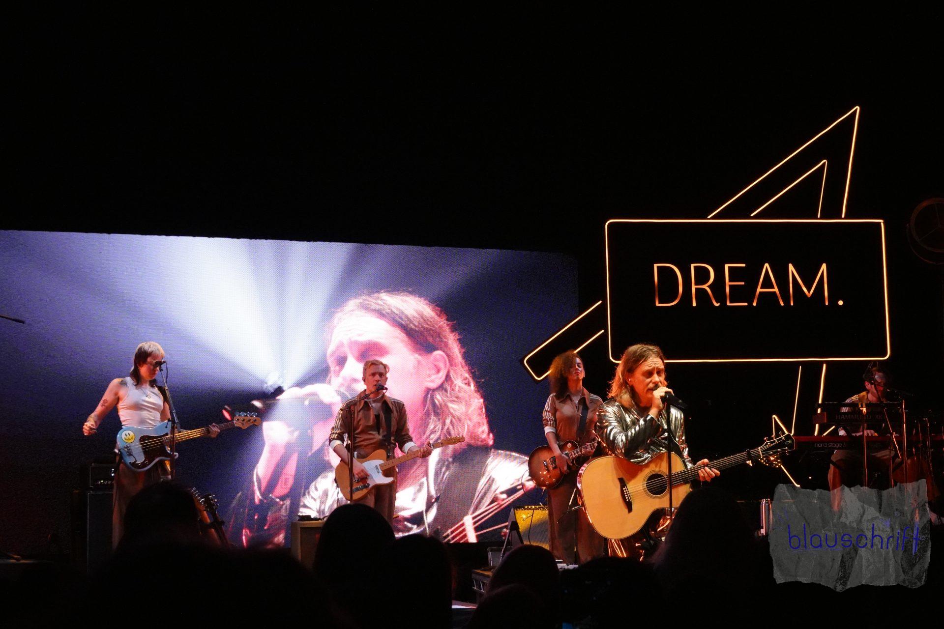 Die gesamte Band mit Mark Owen auf der Bühne