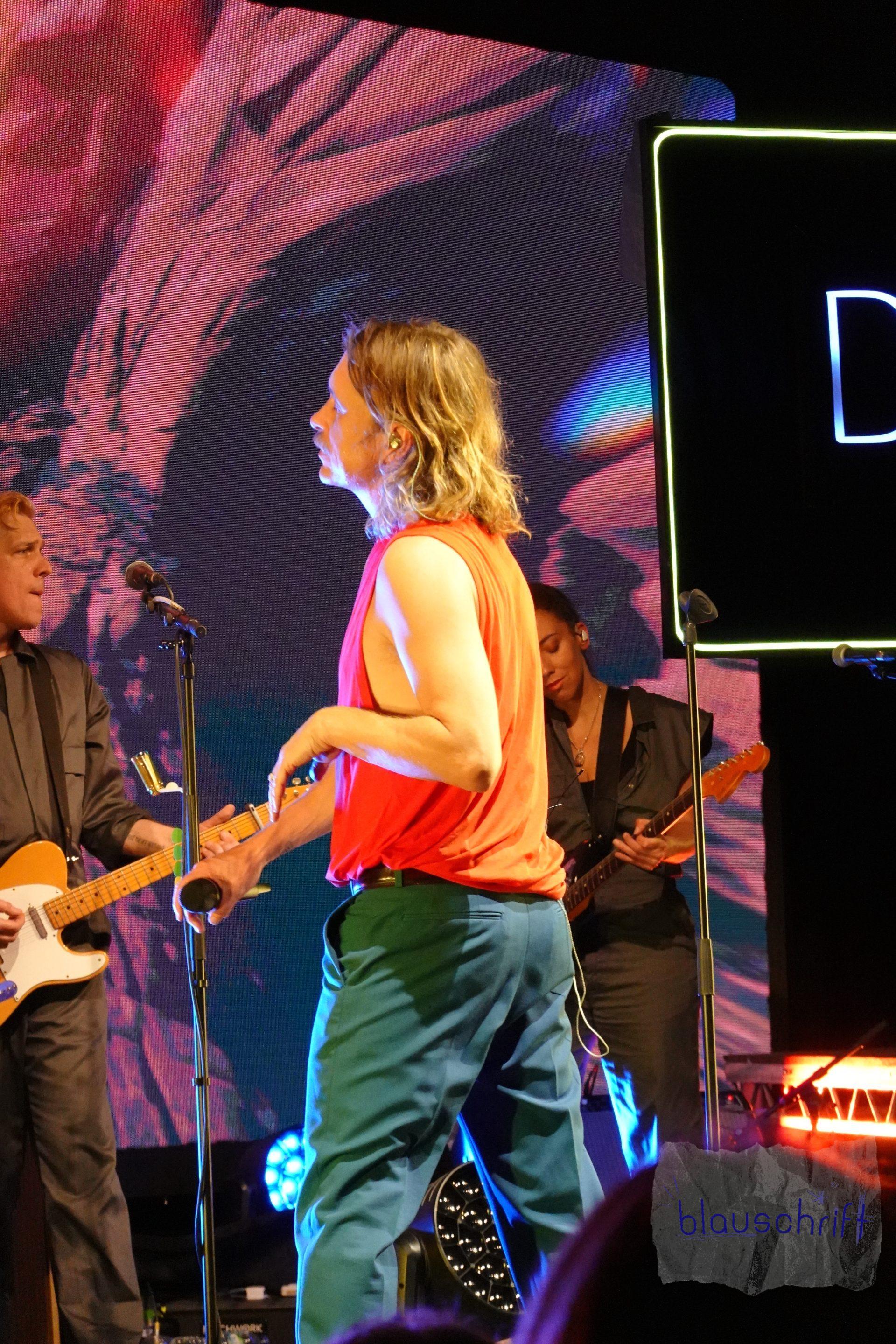 Mark Owen in rotem Shirt auf der Bühne