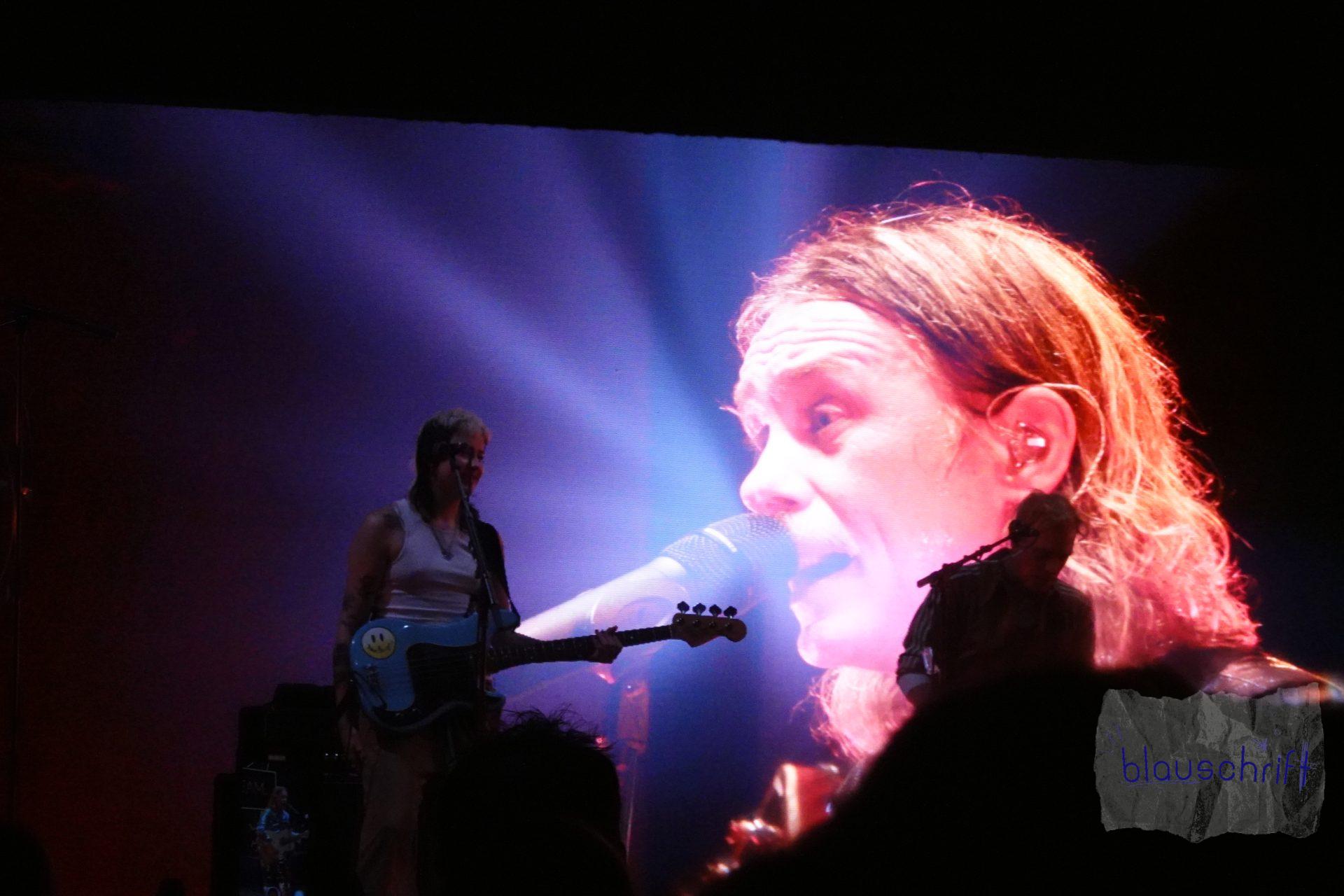 Mark Owen groß auf der Leinwand