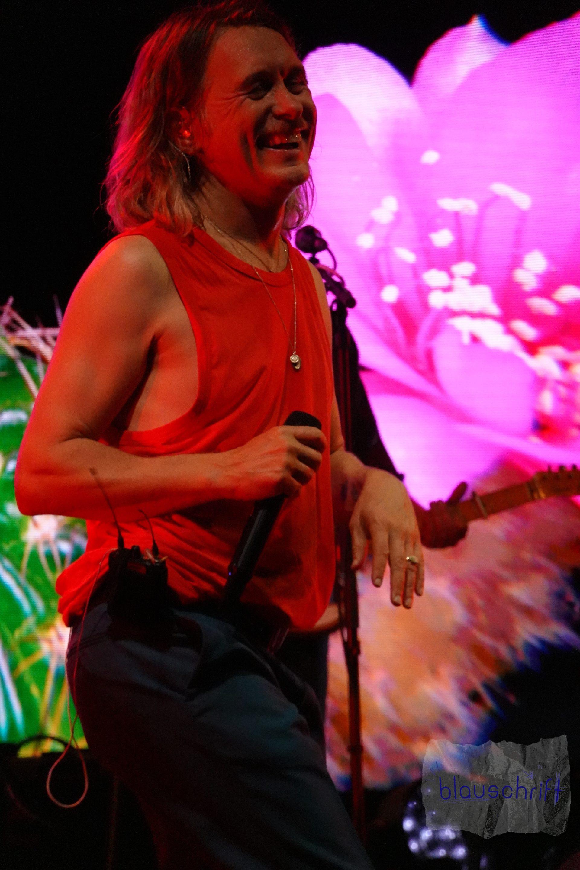 Mark Owen in rotem Shirt auf der Bühne