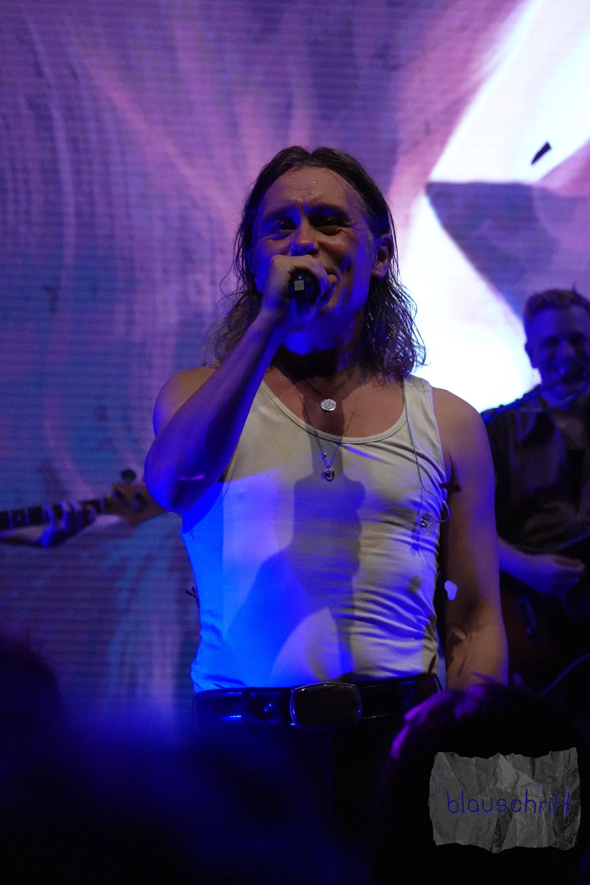 Mark Owen in weißem "Unterhemd" auf der Bühne