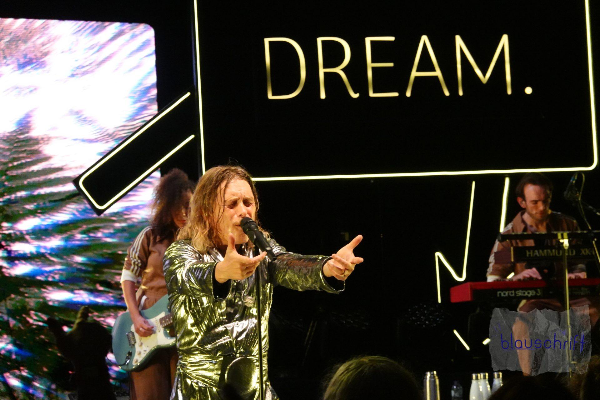 Mark Owen vor dem Schriftzug "Dream" auf der Bühne