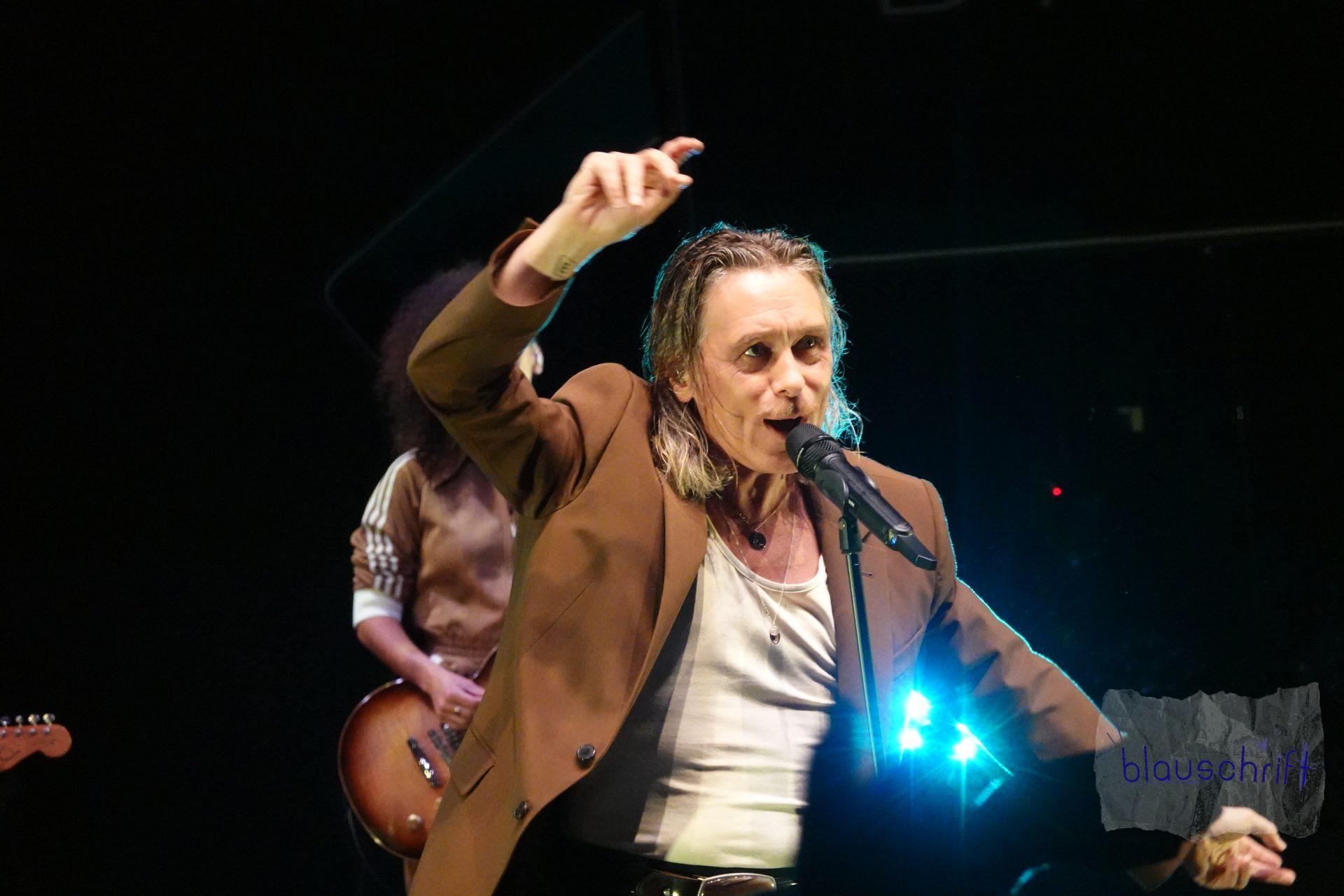 Mark Owen singt ins Mikrofon