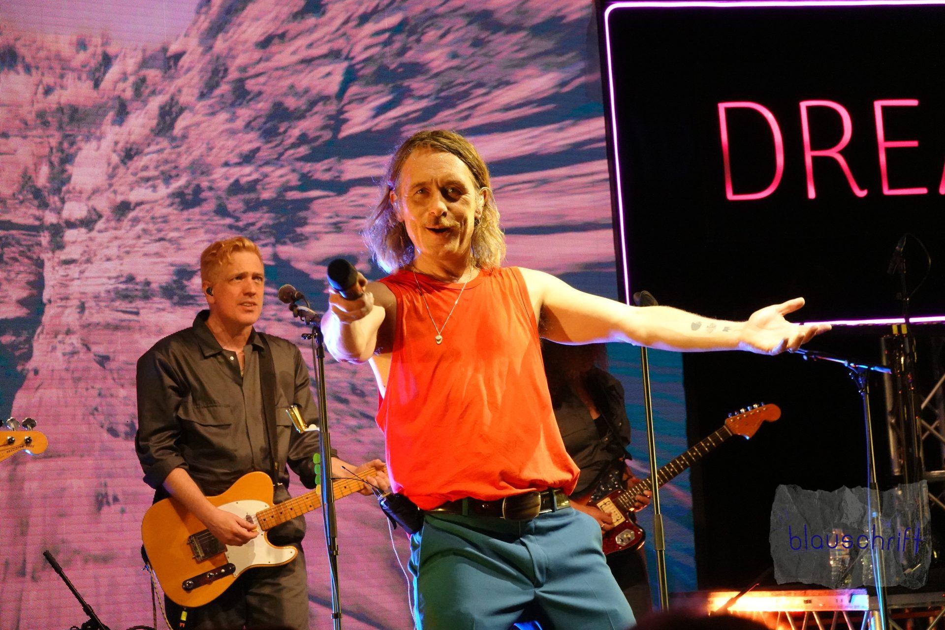 Mark Owen hält sein Mikrofon in die Kamera