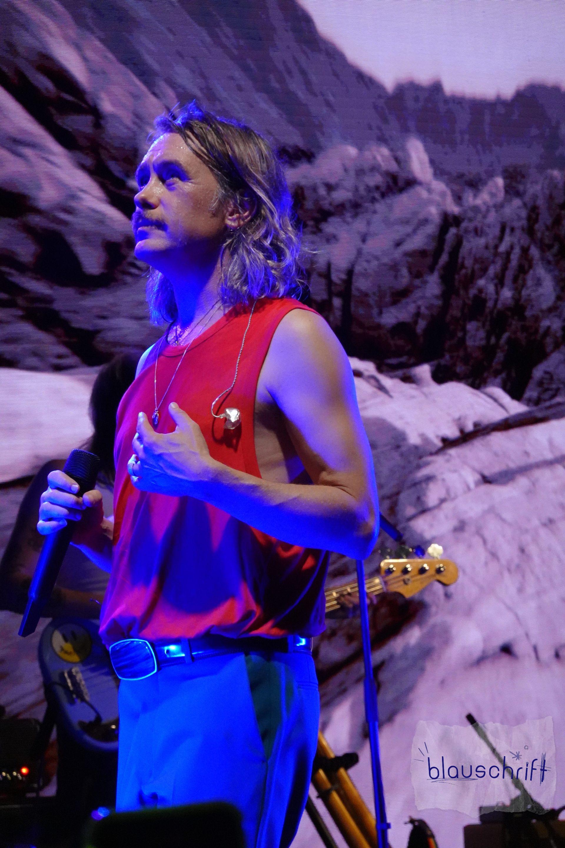 Mark Owen in rotem Shirt auf der Bühne