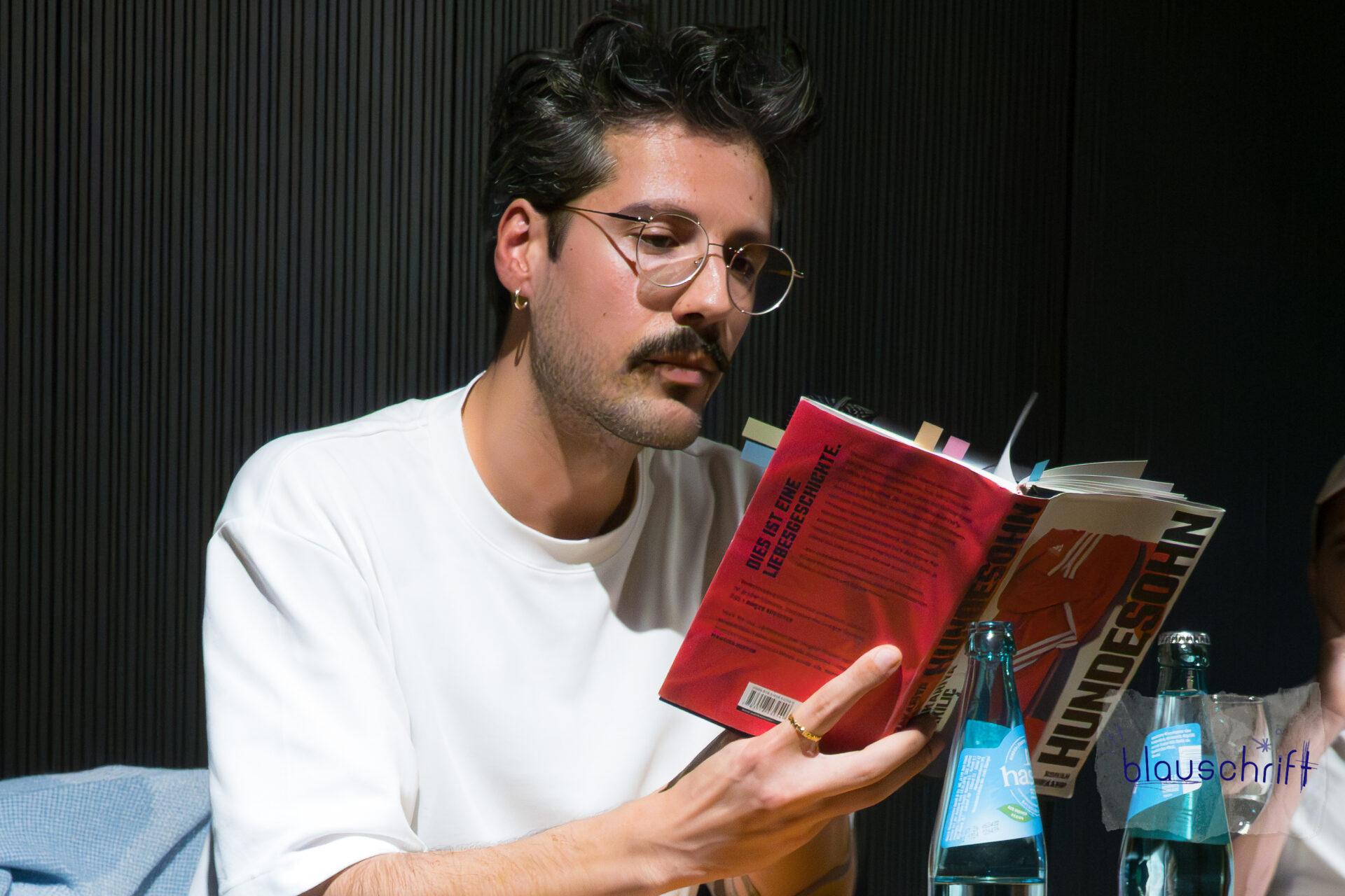 Autor Ozan Zakariya Keskinkılıç liest aus seinem Buch "Hundesohn".