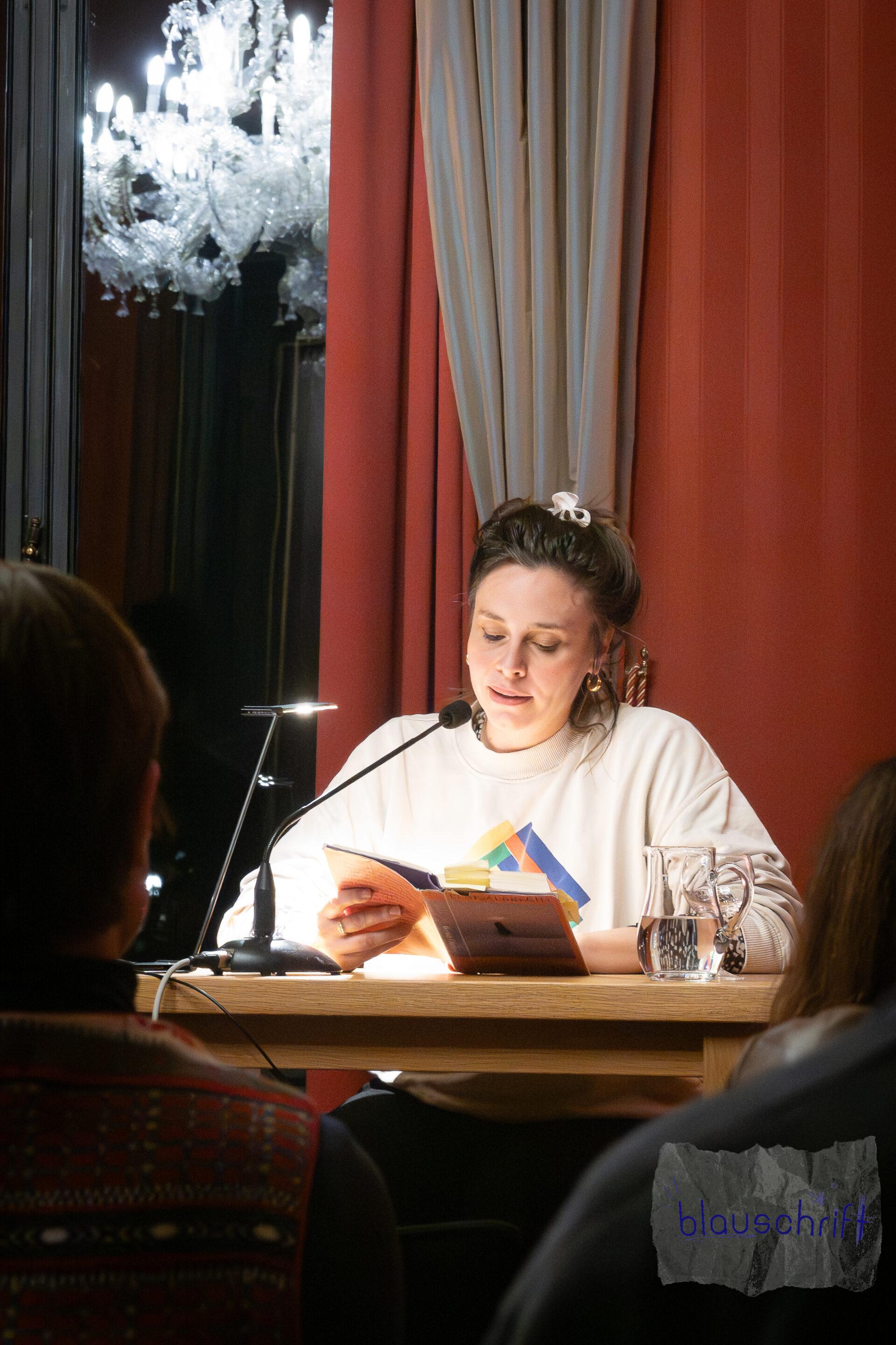 Lene Albrecht liest aus ihrem Buch.