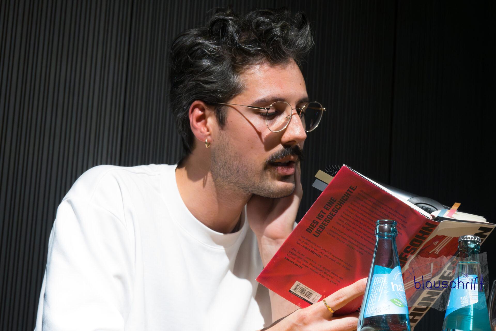 Autor Ozan Zakariya Keskinkılıç liest aus seinem Buch "Hundesohn".